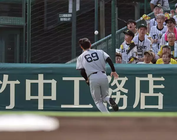 【巨人】平山功太が薄暮の甲子園で打球を見失う　阪神・森下の飛球が二塁打に　田中将大が後続を抑えて無失点
