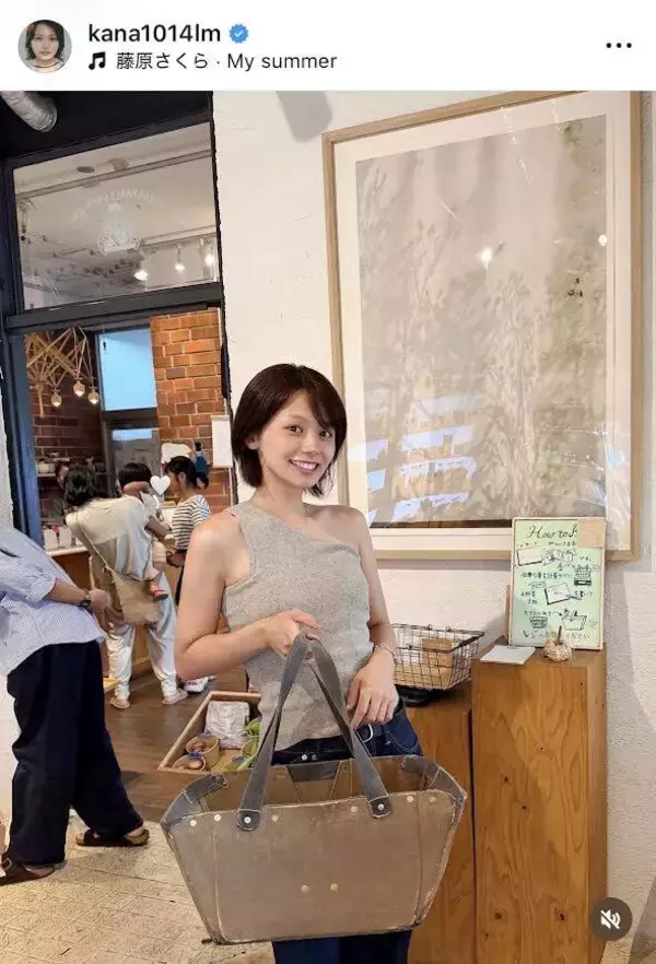 夫は巨人のイケメン選手！人気歌手の肩出しオフショットに「かわいい」「オシャンティー」足立佳奈が公開