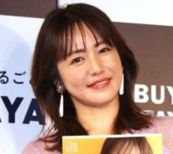 ４２歳・磯山さやか「むぎゅっ」季節外れの水着姿！フォロワー視線集中「いいね」「可愛いすぎる！」
