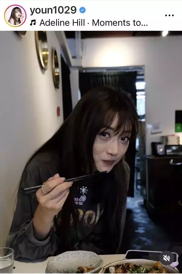 美背中ぱっくり！韓国出身のモデル・ヨンア、海外で大胆ドレス姿に反響「すごい…」「女神」「なぜそんなに」「目の保養」