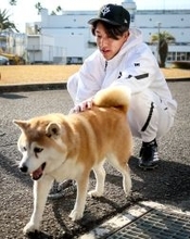 【巨人】早くもワンチーム！？大勢メロメロ「かわいいね～」自主トレ地に現れた犬をナデナデ…飼っている愛犬は「いちごちゃん」由来は…
