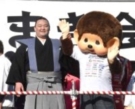 朝乃山が豆まきでモンチッチと共演　「小さい時に見ていた。グッズを持っている人もたくさんいて、すごいなと思った」