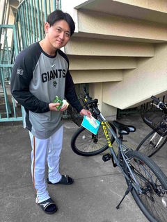 【巨人】平内龍太がキャンプ地で乗り回している愛車「平内号」を披露！？