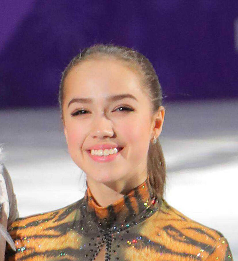 平昌五輪女王・ザギトワが坂本花織を日本語で祝福！「あなたは素晴らしいです、ありがとう」