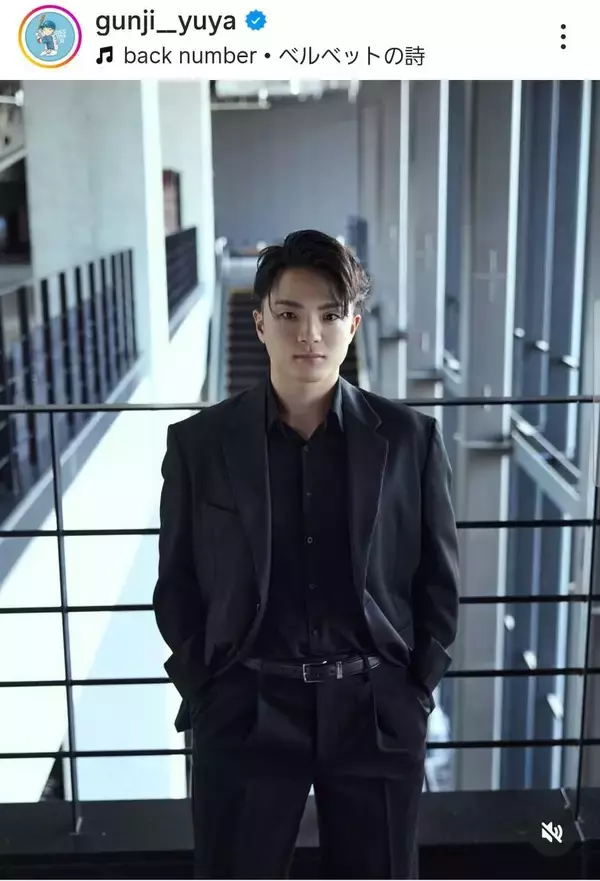 「誰これ」「勘違いするな」別人級イケメンの正体「誰かわかんない」「俳優かと」「ビジュ大優勝」「鼻血出る」モデル姿の郡司裕也