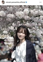 山下美月×満開の桜に「いいね」殺到！肩出し白ブラウス＆デニムの私服ショットで自撮り