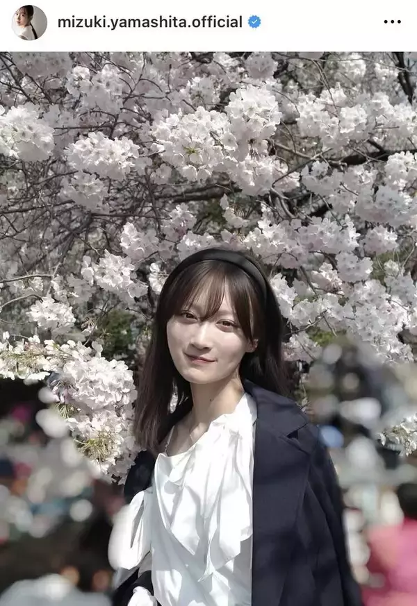 「山下美月×満開の桜に「いいね」殺到！肩出し白ブラウス＆デニムの私服ショットで自撮り」の画像