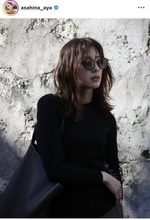 朝比奈彩　サングラス姿が話題「洗練されててステキ」「彩さん綺麗」「カッコいい」