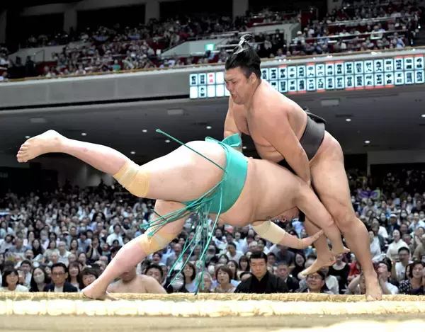 大関復帰の霧島が無傷４連勝も一瞬ヒヤリ　一山本に押し込まれながら、辛うじてはたき込み