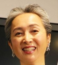 ５７歳・近藤サト、グレーヘアの本音吐露「年齢っていうのものを捨てたことで、すごく生きやすくなった」