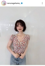 長濱ねる「私服撮ってくれた」デニムにＴシャツ姿で美しいデコルテ披露