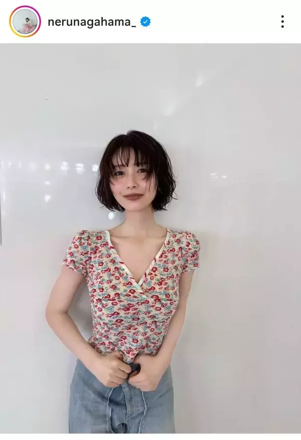 長濱ねる「私服撮ってくれた」デニムにＴシャツ姿で美しいデコルテ披露