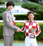 「夏競馬ＣＭに出演中の「Ａぇ！ｇｒｏｕｐ」佐野晶哉が小倉記念のプレゼンター　「酒井学騎手のハヤブサのように…」」の画像1