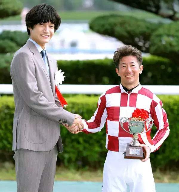夏競馬ＣＭに出演中の「Ａぇ！ｇｒｏｕｐ」佐野晶哉が小倉記念のプレゼンター　「酒井学騎手のハヤブサのように…」