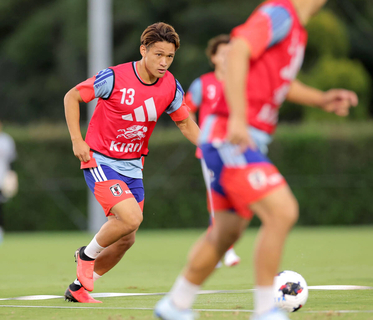 初招集の松木玖生が早速アピール　ボール回しで自ら久保、鎌田らＷ杯経験者のグループへ「いい吸収ができれば」