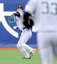 【巨人】ルーキーの強肩発動　皆川岳飛が本塁ストライク送球で補殺