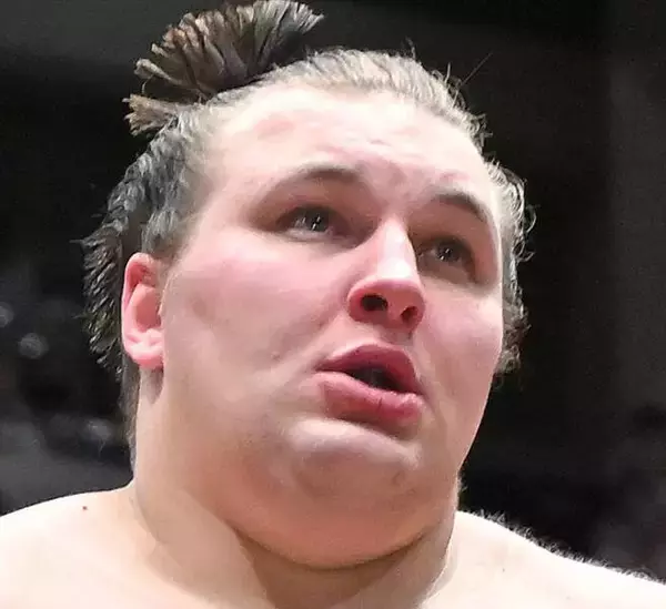 綱取りを目指す安青錦が白星発進　若元春の変化に対応し万全の寄り切り　初土俵から１６場所での最速横綱昇進狙う