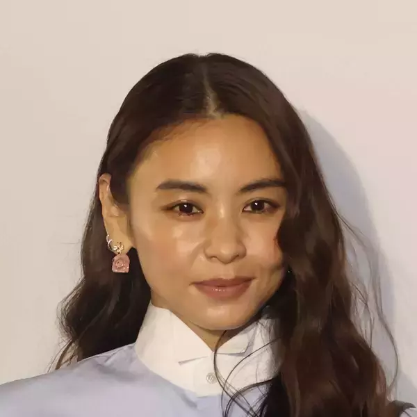 滝沢眞規子、赤キャップ姿で愛犬とお散歩ショット！「８頭身！」「お散歩姿すらオシャレ」など話題沸騰中