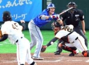 【ＤｅＮＡ】筒香嘉智が左膝に死球直撃で途中交代　苦悶の表情で歩行できず　今季４割超と打撃好調