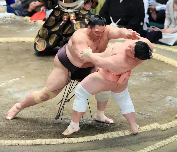 朝乃山、宇良との人気力士対決制して白星先行...館内熱狂に「それは勝ったからですよ」