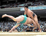 「先場所優勝の大関・霧島が初日から４連勝　大関・琴桜は２勝２敗の五分に」の画像1