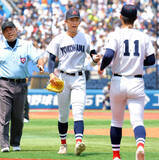 「【高校野球】横浜・織田翔希が７回途中でノーノーのまま降板　最速１５７キロも下半身に異変　ハマスタ騒然　続投志願の一幕も…準決勝・慶応戦」の画像1