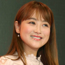 鈴木奈々「ギャル時代の私！」衝撃の金髪ボブ×黒縁メガネ姿　「勉強が苦手で」学生時代の５教科合計点も衝撃