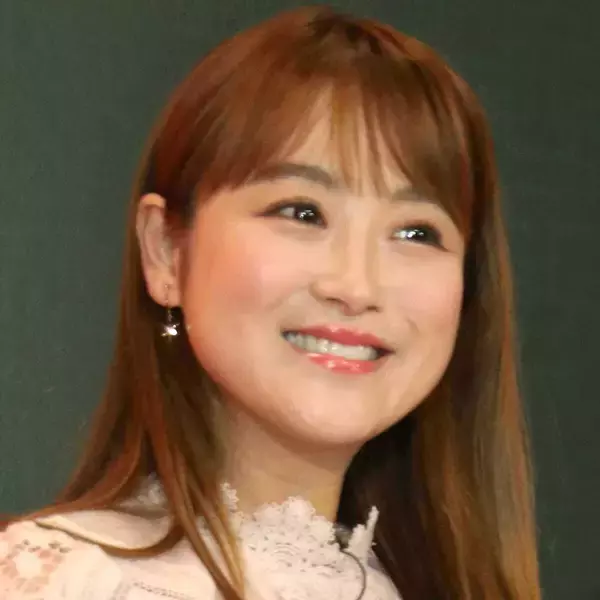 鈴木奈々「ギャル時代の私！」衝撃の金髪ボブ×黒縁メガネ姿　「勉強が苦手で」学生時代の５教科合計点も衝撃