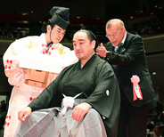 元安美錦の安治川親方が涙の断髪式　笑福亭鶴瓶らがはさみ「好きになった相撲を好きなだけやった相撲人生」