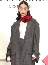 シシド・カフカ　クールなセットアップ姿で登場　クリスマスの思い出は「食べかけのクッキー」