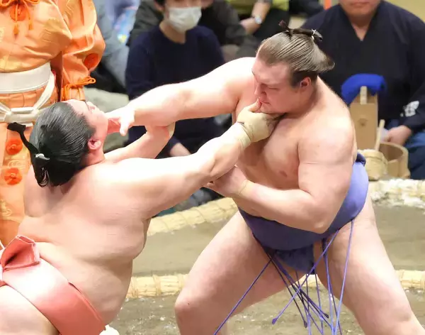 新大関・安青錦が初日、白星　くせ者、宇良に快勝