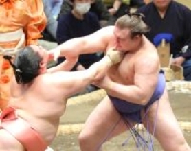 新大関・安青錦が初日、白星　くせ者、宇良に勝つ