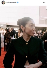 安藤サクラ、グラミー賞会場で映画監督・安藤桃子氏と姉妹ショット「とてつも美人の２人」「あんどぅー姉妹きゅーと」ジャケットからお腹チラリ