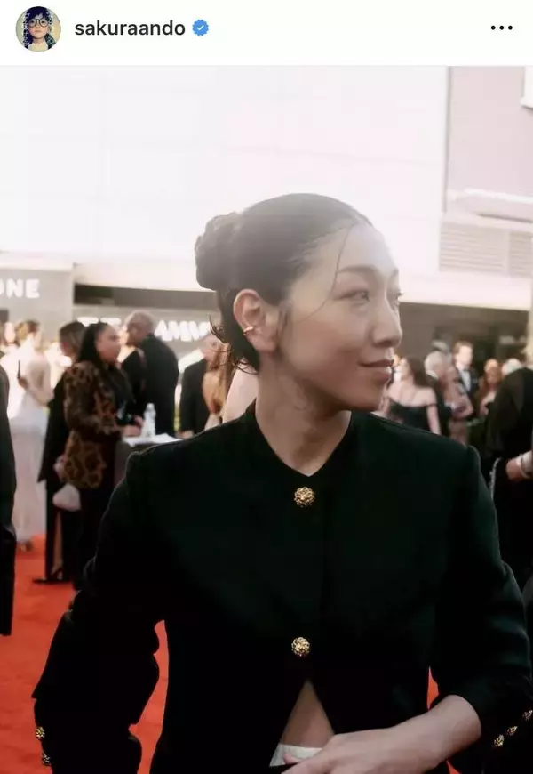 安藤サクラ、グラミー賞会場で映画監督・安藤桃子氏と姉妹ショット「とてつも美人の２人」「あんどぅー姉妹きゅーと」ジャケットからお腹チラリ