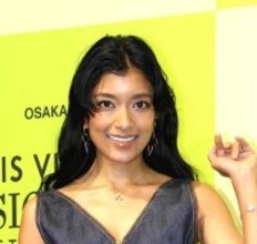 ５年間肉なし生活のローラが「鶏さんを捕まえて…」エプロン姿で人生初の体験「心からリスペクト」「貴重な体験」と反響