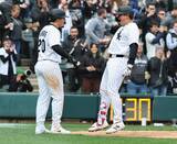 「村上宗隆が４号アーチ　日米通算２５０号達成　本拠初弾はバックスクリーンへ　逆転２ランでファン熱狂…岡本和真と対決」の画像1