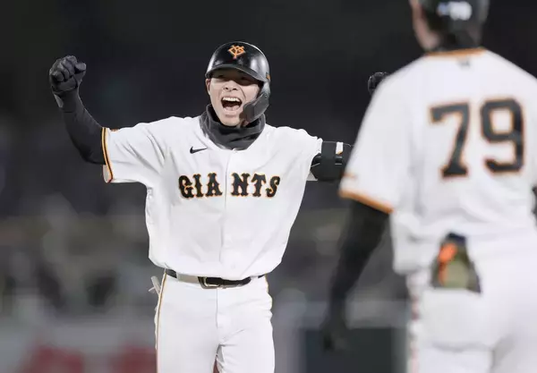 【巨人】平山功太が逆転の２点適時打！プロ初打点でガッツポーズ！プロ２安打目は千金の一打に