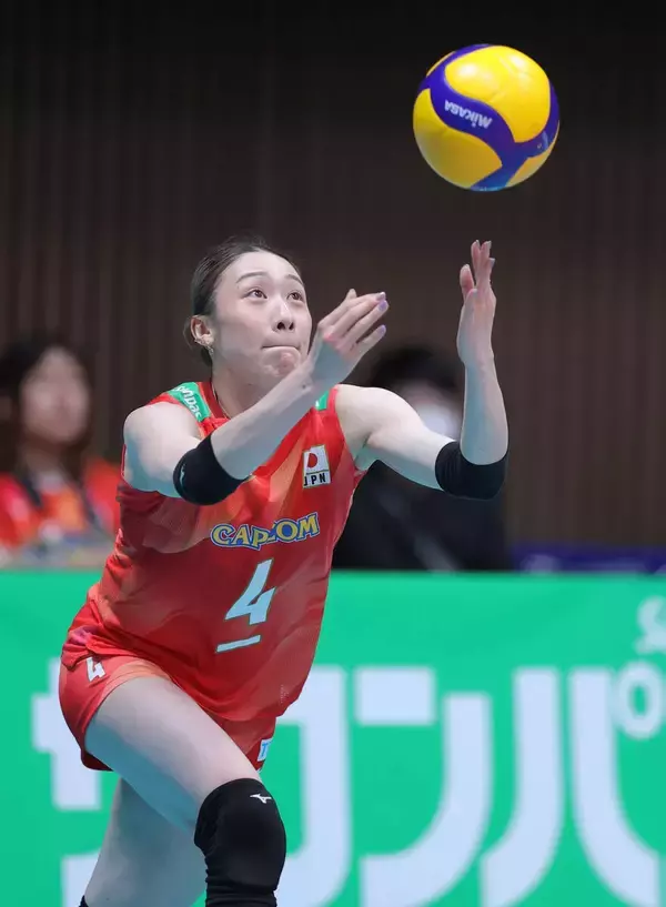 【バレー女子】紅白戦で新チームが本格始動　タイムアウトでは全選手とアクバシュ監督がコートに集まる場面も