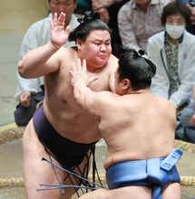 義ノ富士、日大先輩・翔猿を思いっきり張って３敗死守「動きを止めたい」...７日目３差から大逆転賜杯が見えてきた