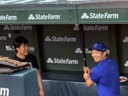 今永昇太＆鈴木誠也ＶＳ岡本和真の試合が中止　岡本父の日用具お披露目ならずも談笑でリラックスタイム