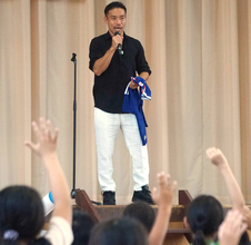 ＤＦ長友佑都が出身小学校をサプライズ訪問「ブラボー！」「マンマミーア！」突然の大先輩登場に母校騒然