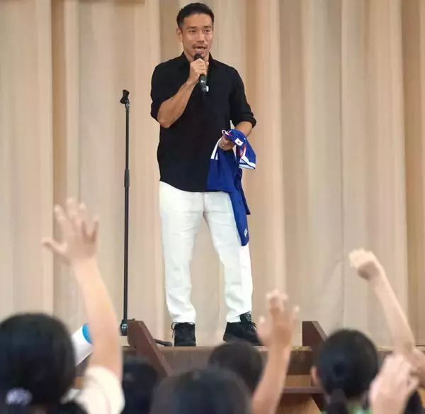 ＤＦ長友佑都が出身小学校をサプライズ訪問「ブラボー！」「マンマミーア！」突然の大先輩登場に母校騒然