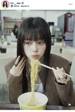 ＮｉｚｉＵリマ、ラーメンを食べる姿にファンほっこり「可愛すぎ」「私まで幸せになる」