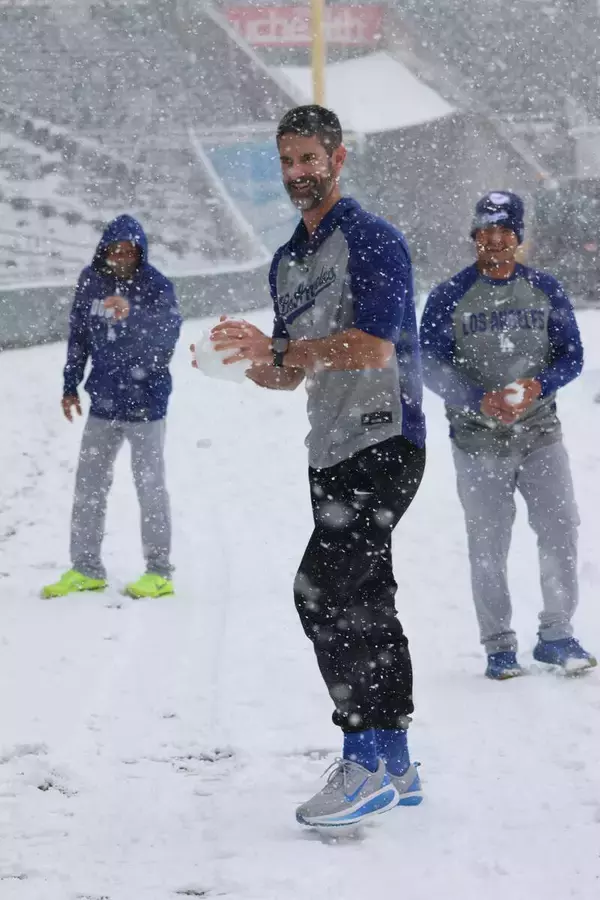 ドジャースナインが大雪に大興奮　雪だるまに、雪合戦も開始…球場が一面の銀世界