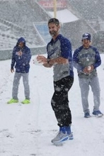 ドジャースナインが大雪に大興奮　雪だるまに、雪合戦も開始…球場が一面の銀世界