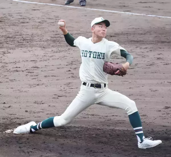 【高校野球】報徳学園の長身右腕・江藤達成が右肩に打球直撃のアクシデントも志願の完投　最速１４６キロの今朝丸２世に巨人スカウト絶賛