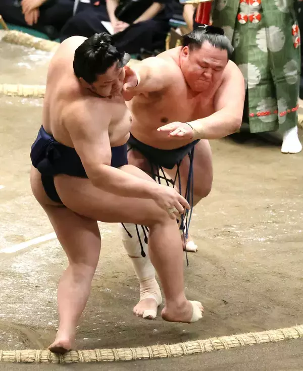 幕内在位１００場所目の玉鷲が１０日目で初勝利　土俵入り前には春日山親方からもらった「ヤクルト１０００」でパワーチャージ