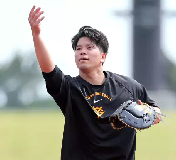 【巨人】大城卓三がファースト練習「２部練」で入念にグラウンドを確認