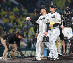 【阪神】阪神園芸出動！村上頌樹が四球を与えた直後、マウンドと本塁付近を緊急整備