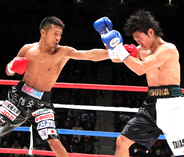 内山高志がダウンのピンチを「左」で切り抜け逆転ＴＫＯ勝ち　三浦隆司との強打者対決制し、ＷＢＡスーパーフェザー級王座３度目の防衛に成功